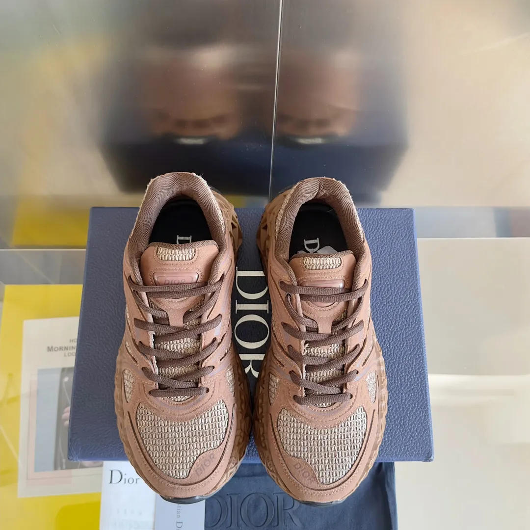 【DIOR】P:800💰 Men's 39-44. (Male 45.46 custom-made) Dior kawa Dior joint 2025ss casual sports shoes‼ ️ Reinterpret running shoes with dior’s haute couture style. b35 is made of fine-textured leather and mesh fabric materials. It can be worn in all seasons, is comfortable and breathable, and has many lines on the shoe body to outline details. It has a full retro three-dimensional feel and can create a casual look all year round!